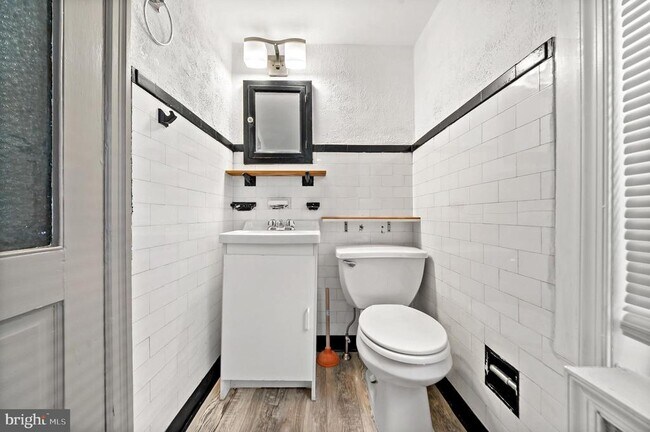 Building Photo - 625 Catharine St