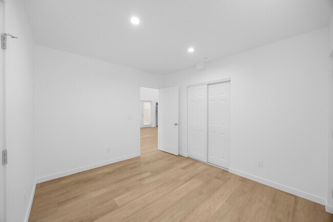 Building Photo - 308 N Catalina Ave