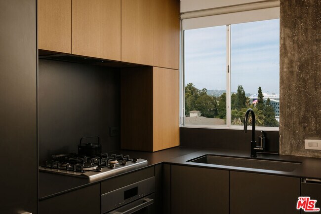Building Photo - 8787 Shoreham Dr
