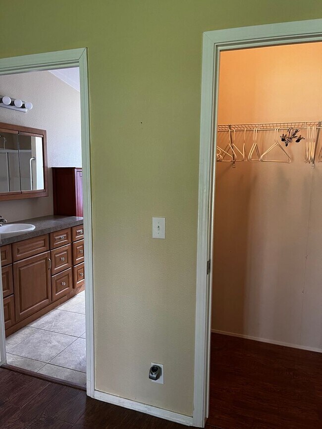 Building Photo - Spacious 3 bed/2bath in Town, Month-to-Month or long term lease.