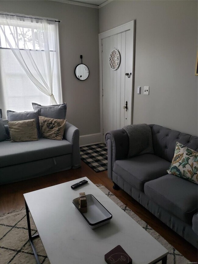 Building Photo - In the heart of Old Cloverdale!