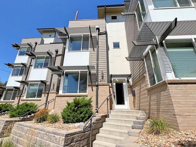 Building Photo - 2411 W Argyle Pl