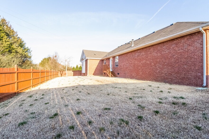 Building Photo - 304 Acorn Ct