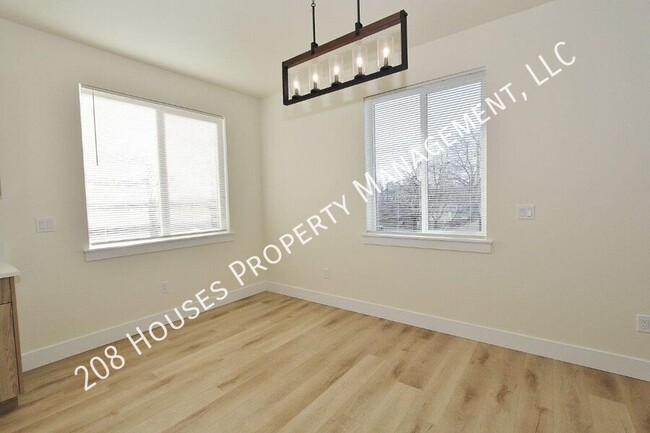 Building Photo - Immaculate Apartment *75% Off First Months...