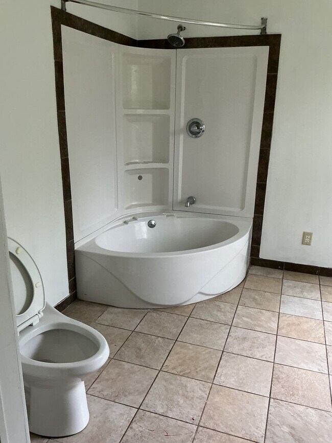 Building Photo - 5 bedroom / 2 bathroom House in Peoria