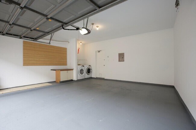 Building Photo - 2824 Holly Hall St