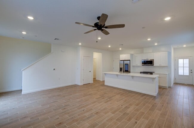 Building Photo - 905 Plum Tree Ave