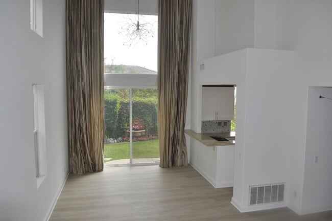 Building Photo - 3BR+/3BA EXECUTIVE HOME IN EVER POPULAR RI...