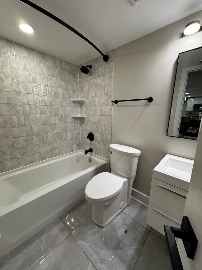 Building Photo - Discover this beautifully renovated 2BD/2B...