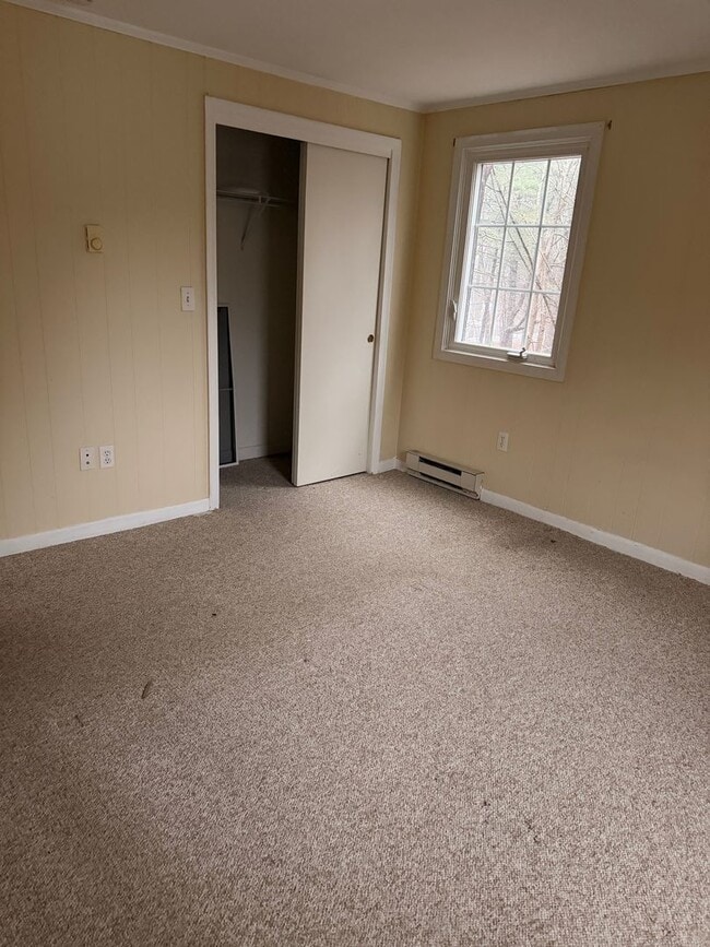 Building Photo - Downtown Kittery, walking distance to the Portsmouth Naval Shipyard!