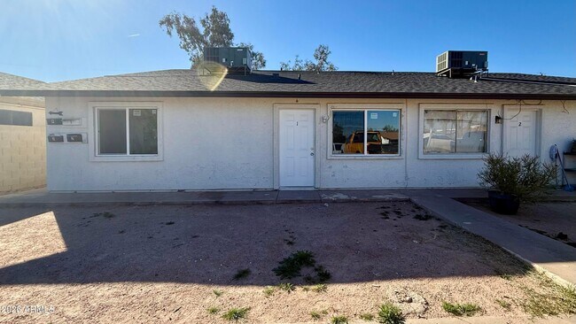 Building Photo - 2739 E Tamarisk Ave