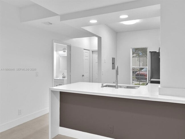 Building Photo - 8 Key W Ct