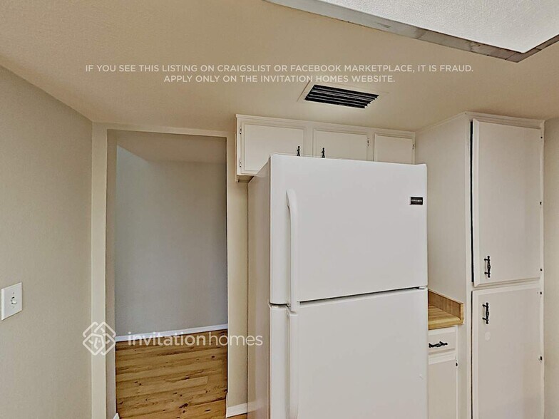 Building Photo - 2802 W Vista Ave