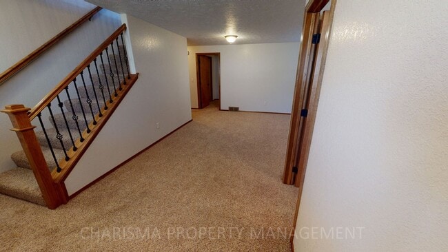 Building Photo - BEAUTIFUL 3 BD, 2 BA TOWNHOME WITH A FULLY EQUIPED KITCHEN, VAULTED CEILINGS, FIREPLACE, ATTACHED...