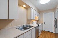 Building Photo - "Spacious 2-Bed, 2-Bath Oasis in the Heart...