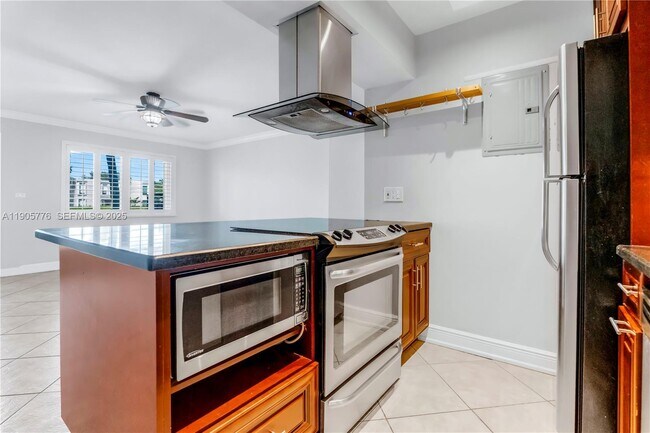 Building Photo - 801 NE 18th Ct