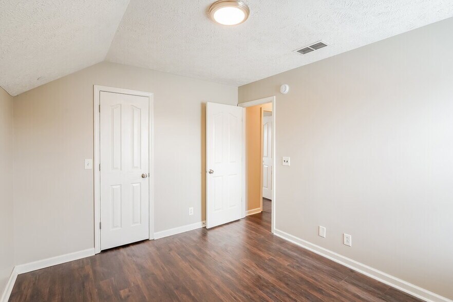 Building Photo - 1409 Amal Dr