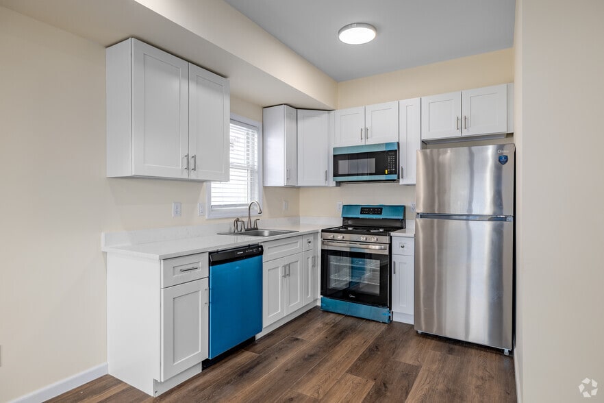 2BR, 2BA - Kitchen - 431-435 Morris Ave