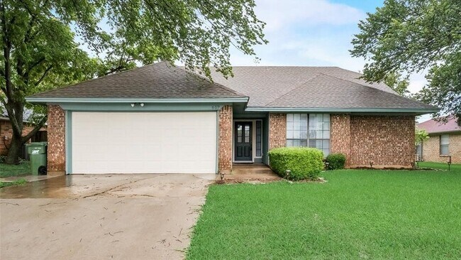 Building Photo - 617 Main St