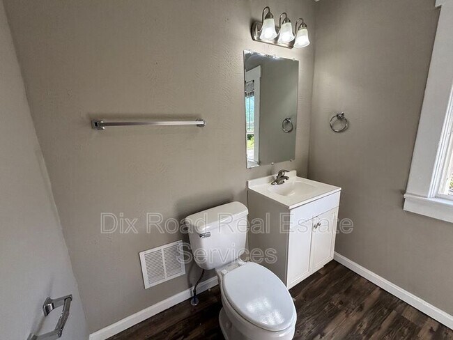 Building Photo - 63 Hallwood Ave