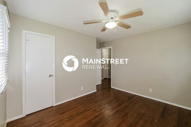 Building Photo - 3 Bedroom Pet-Friendly Home in Independence, MO with Main Street Renewal