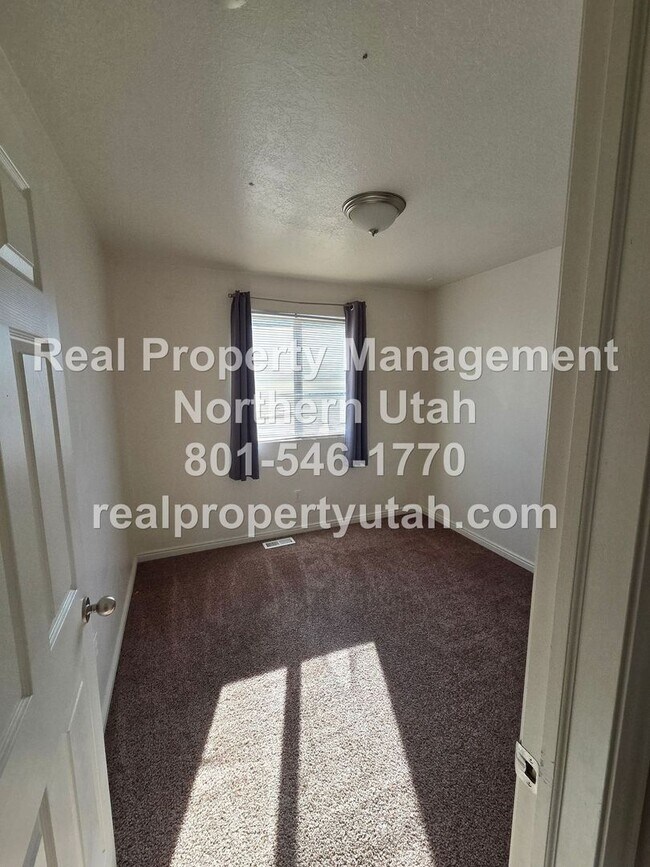 Building Photo - 4 Bed 3 Bath Syracuse Home Available!