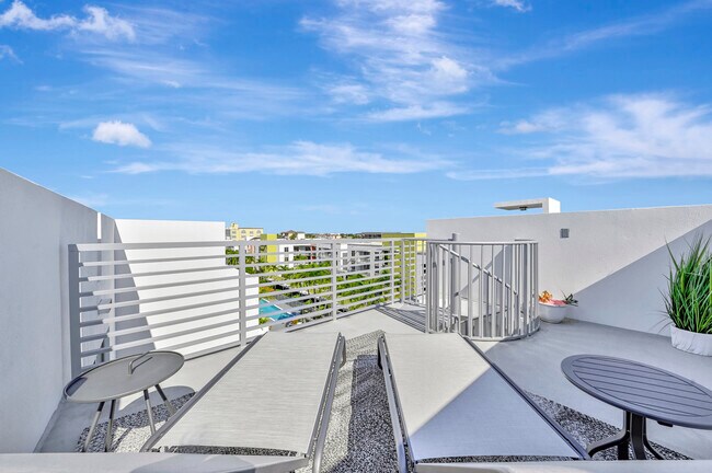 Building Photo - 111 SE 1st Ave