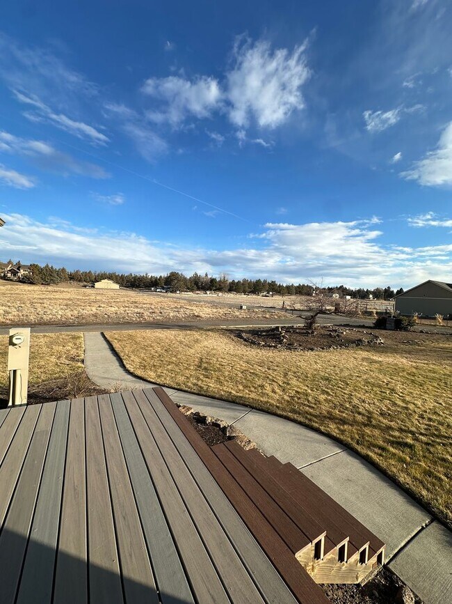 Building Photo - Light & bright single level home in NE Bend!