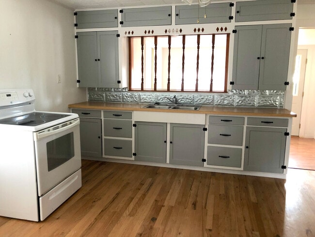 Building Photo - 462 Stringtown Rd