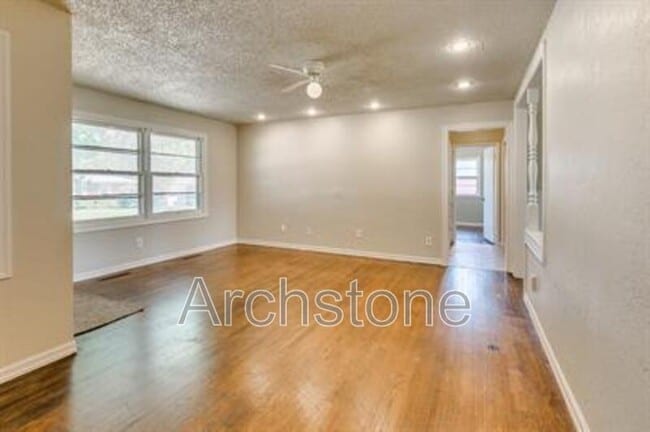 Building Photo - 724 General Senter Dr