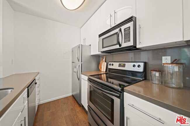 Building Photo - 141 S Clark Dr