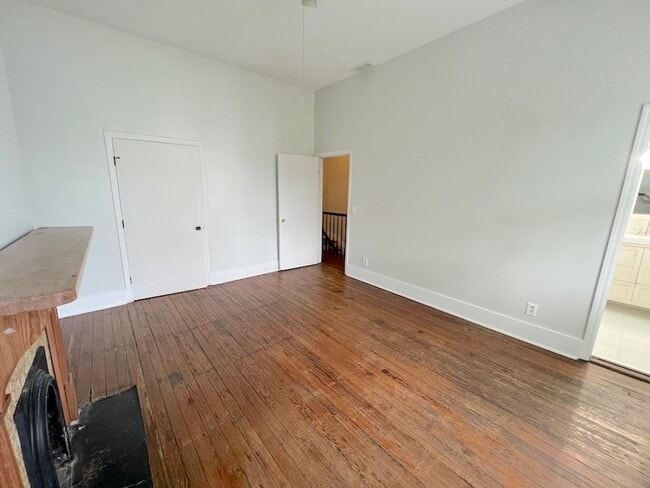 Building Photo - 2 BED | 2.5 BATH | DOWNTOWN LIVING | PRIVATE COURTYARD | WALK TO EVERYTHING