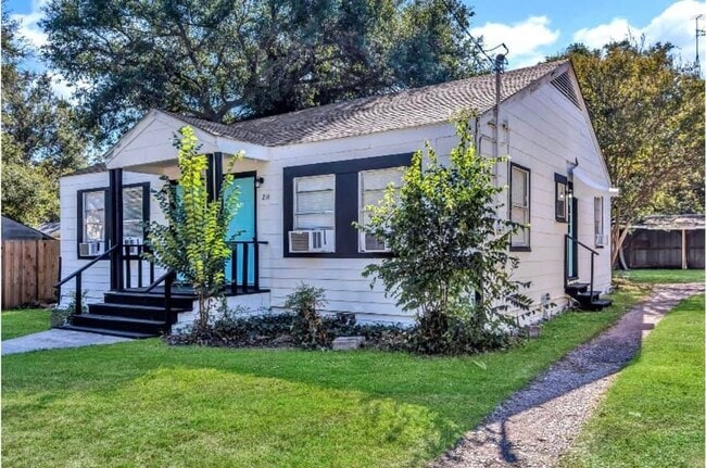 Building Photo - Charming 2 Bed / 1 Bath Duplex with Backyard