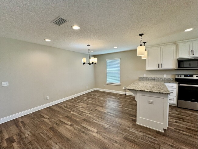 Building Photo - Beautiful Brick 4/2 in popular neighborhood!
