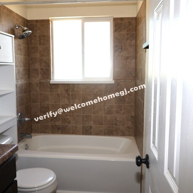 Building Photo - 2844 Lexington Ln