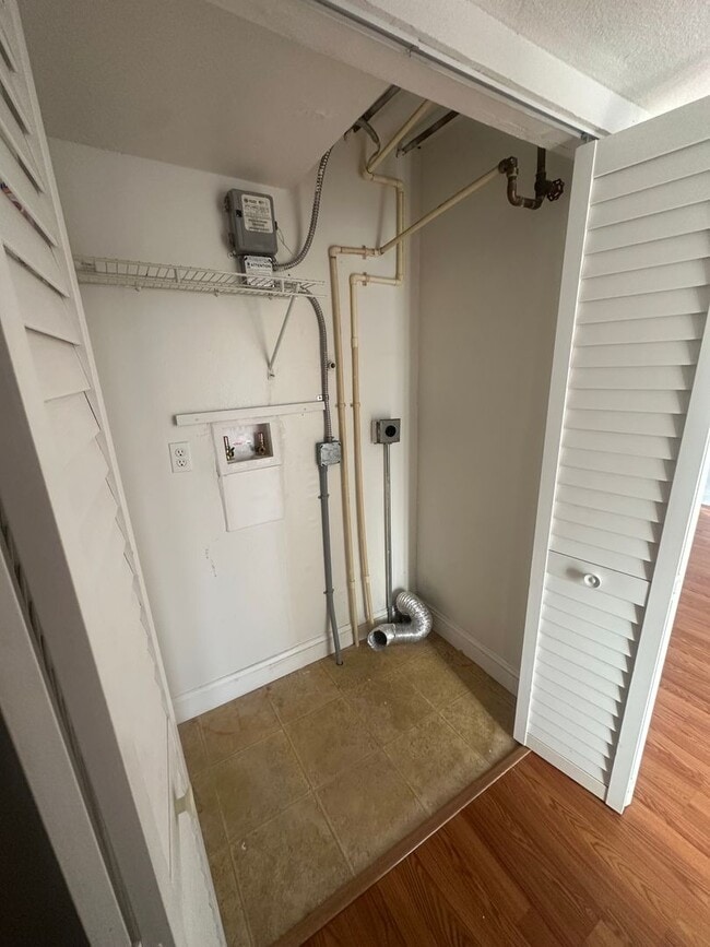 Building Photo - Beach Place Town House