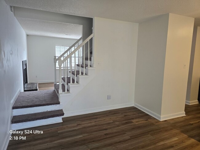 Building Photo - 3 Bedroom, 1.5 Bath Townhome - Price reduc...