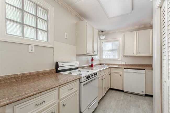 Building Photo - 3515 Fairview Ave