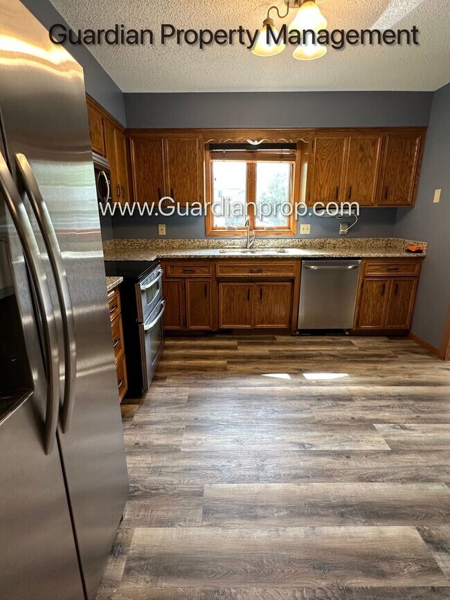 Building Photo - Eden Prairie Single Family Home, 2 Car Garage, Large Fenced Back Yard, September/October Move in