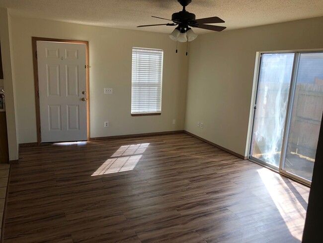 Building Photo - 2 bedoom duplex close to the bypass