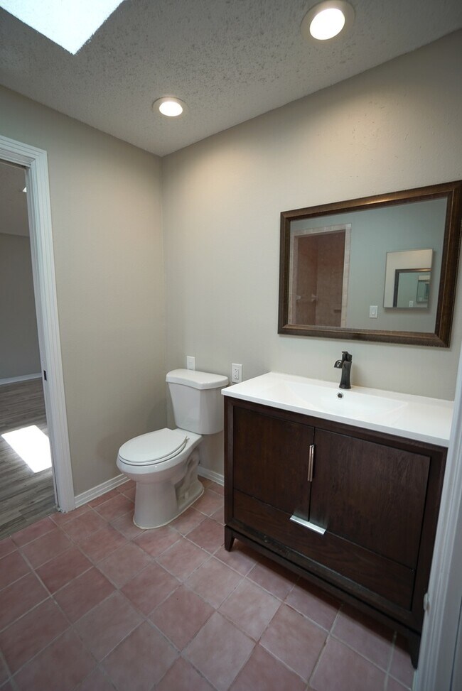 Building Photo - Charming 3/2 home in South Tampa