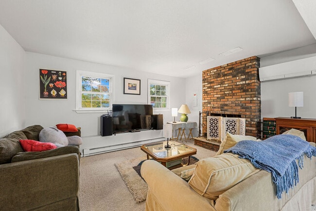 Building Photo - 9 Blue Bird Rd