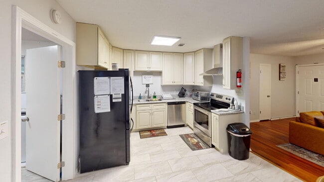 Building Photo - 3900 Baywoods Dr