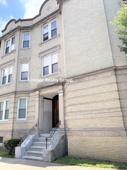 Building Photo - 157 Thorndike St