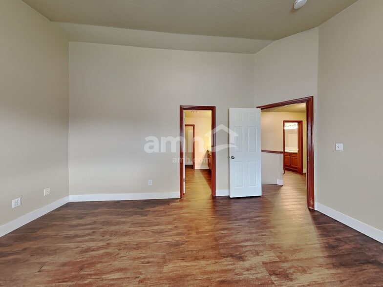 Building Photo - 1115 SE Rollins Ave