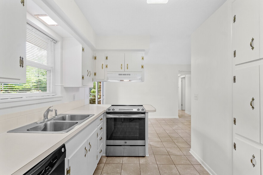 Building Photo - 840 W Davis St