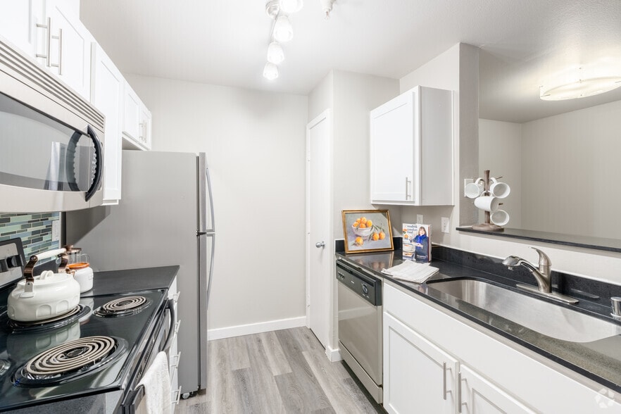 2BR, 2BA - 913SF - Kitchen - Stonemeadow Farms