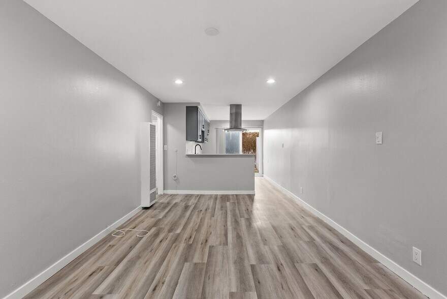 Building Photo - 10442 Lampson Ave