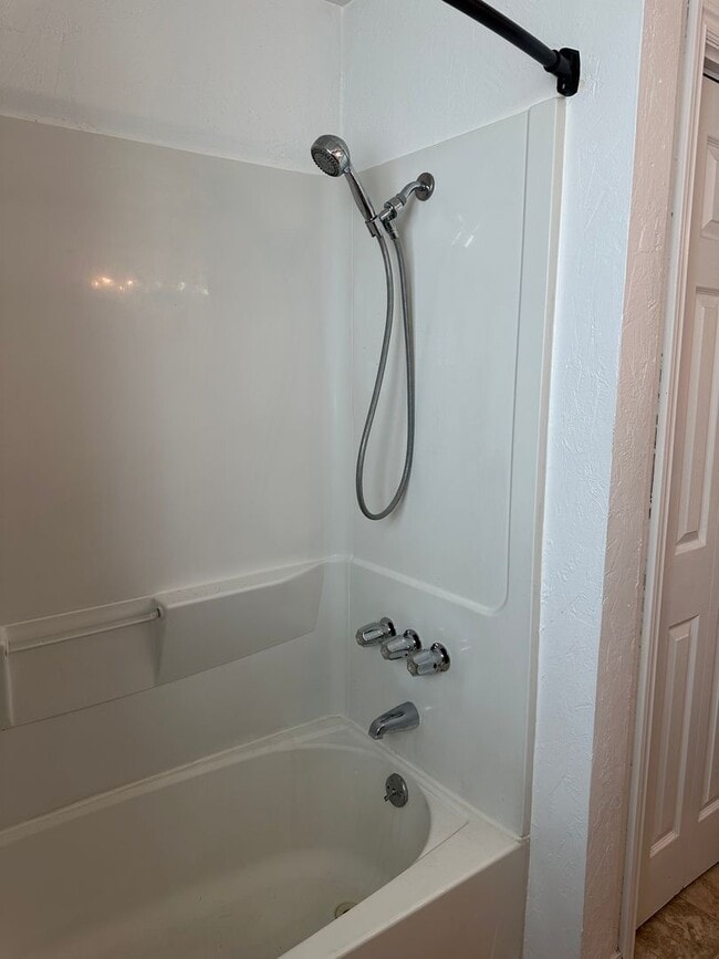 Building Photo - Updated 2 bed 1 bath dulpex in Springfield!