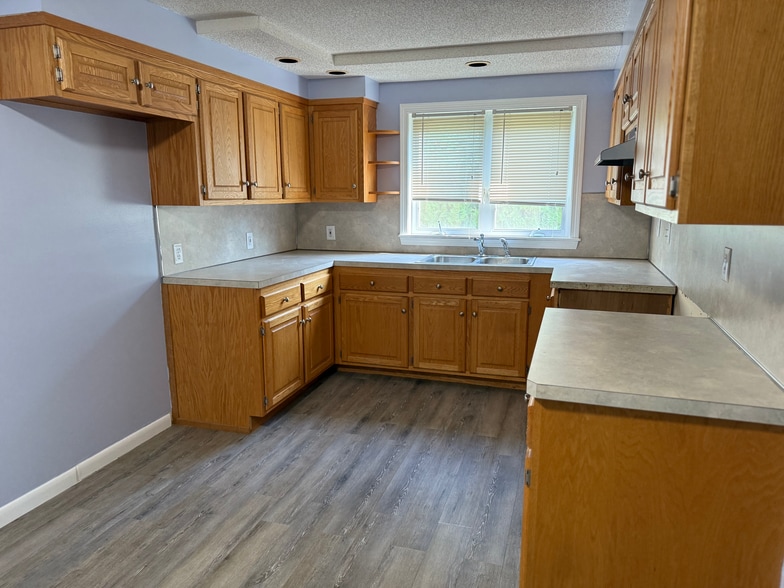 Kitchen (new stainless steel appliances coming soon) - 31 Mattabassett St
